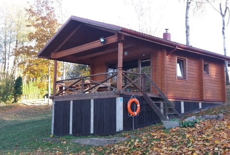 Pirtis (lietuviška) ant ežero kranto