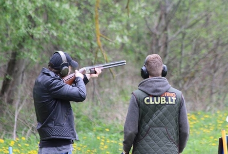 Šaudymas į skriejančias lėkšteles grupei