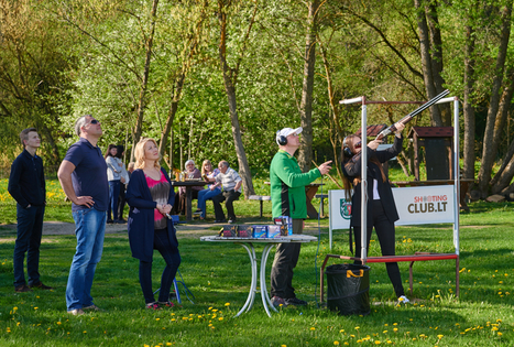 Šaudymas į skriejančias lėkšteles grupei