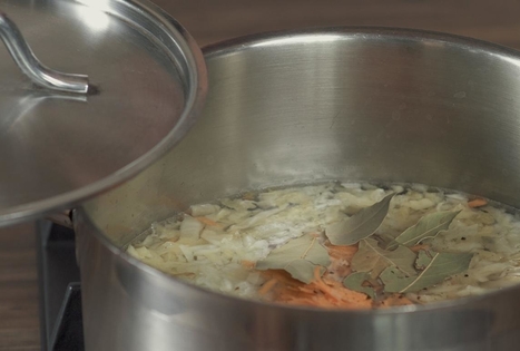 Raugintų kopūstų sriuba su rūkytais šonkauliukais „Bernelių užeigoje“