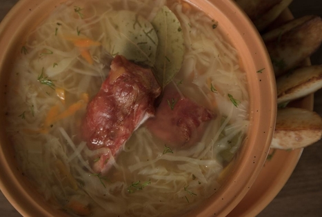 Raugintų kopūstų sriuba su rūkytais šonkauliukais „Bernelių užeigoje“