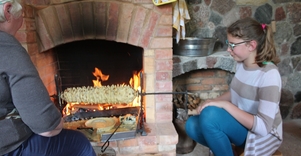 Tradicinis šakočio arba duonos kepimas Lekėčiuose