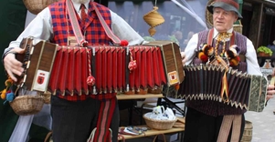 Pažintinius susitikimus su liaudies muzikantu – bandonininku Albinu Batavičiumi
